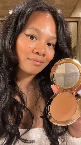 Senior beauty editor Jesa Marie Calaor testing a Charlotte Tillbury powder bronzer.